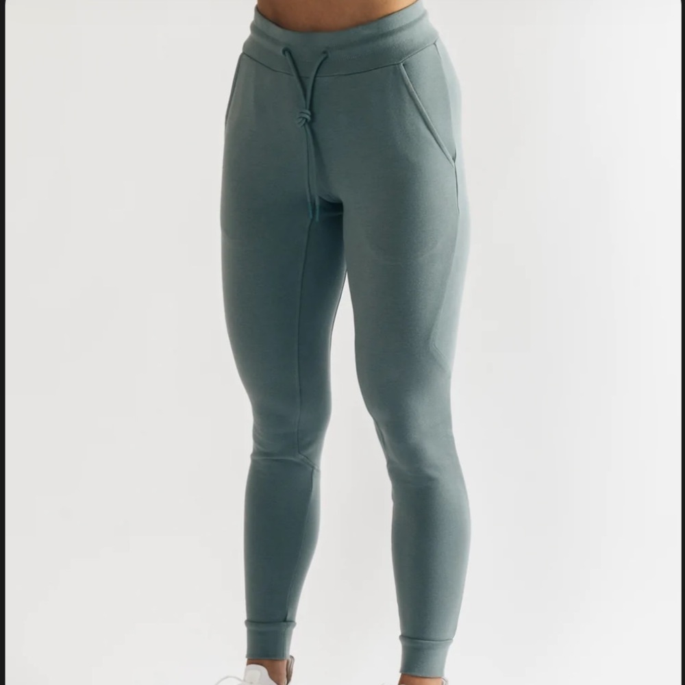 Alphalete IDENTITY JOGGERWomen's Fitted Single-Brushed 29" JoggerStorm Blue